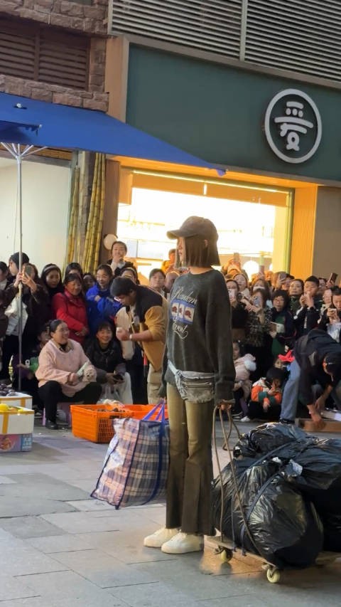 近距离看到关晓彤,好瘦脸好小