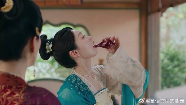颜南星回礼王女,王女生性多疑,没想颜南星操作看呆王女