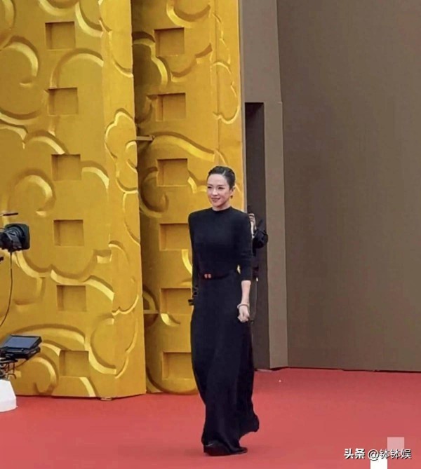 章子怡坐轮椅现身高铁站，华表奖摔倒画面曝光，多人搀扶气氛紧张