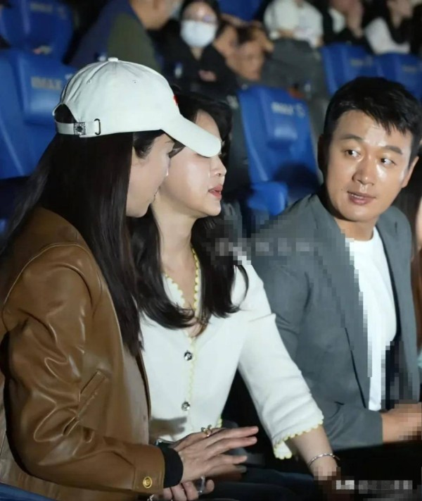关悦变样，脸部略肿，法令纹显现，网友：自然衰老也不错