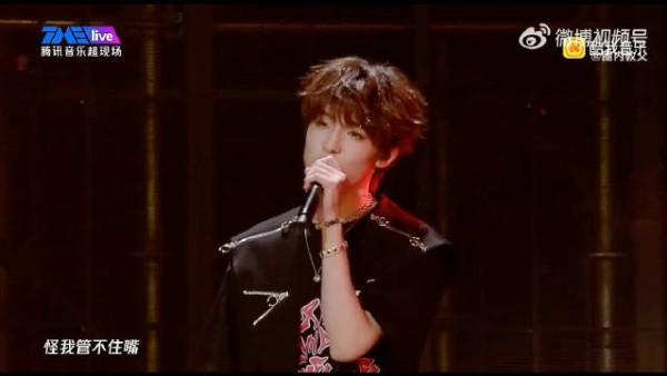 时代峰峻的TOP登陆少年演唱杨和苏《大反派》！直接登上热搜！
