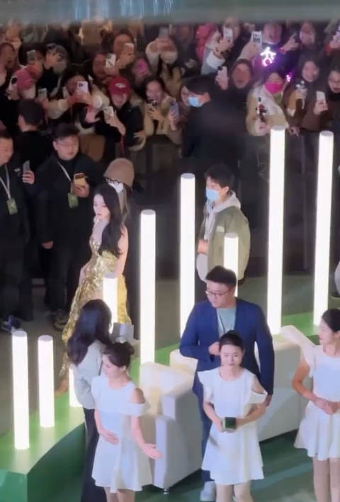 迪丽热巴商场活动直拍,状态满满,步步起范