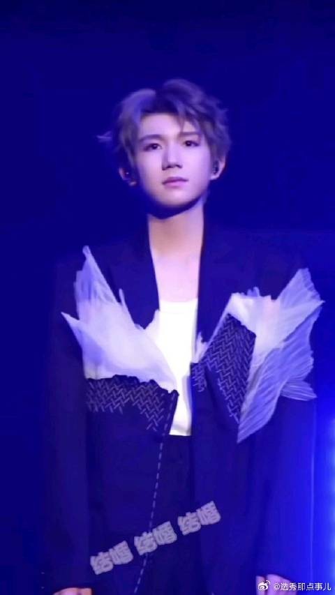 王源演唱会被粉丝求婚,王源的反应太可爱了吧