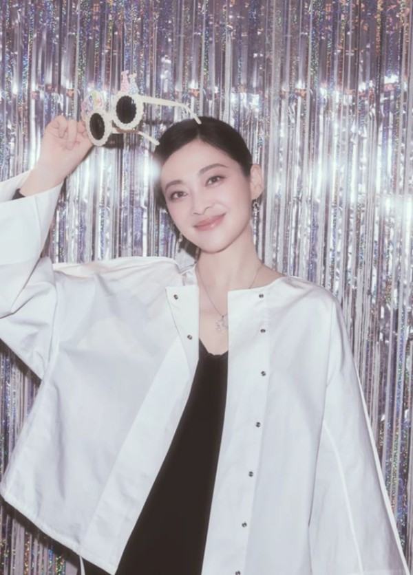 梅婷回南京庆50岁生日，儿女和她一起许愿，摄影师老公大花臂抢镜