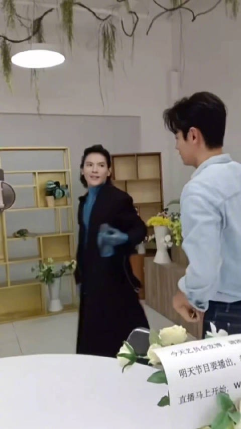 向佐唱海哭的声音秒懂纪凌尘,二人互动引爆笑