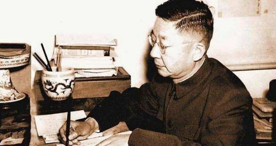 原创老舍投湖了断残生，他在公园中陪遗体坐了一晚，从此夹尾巴做人