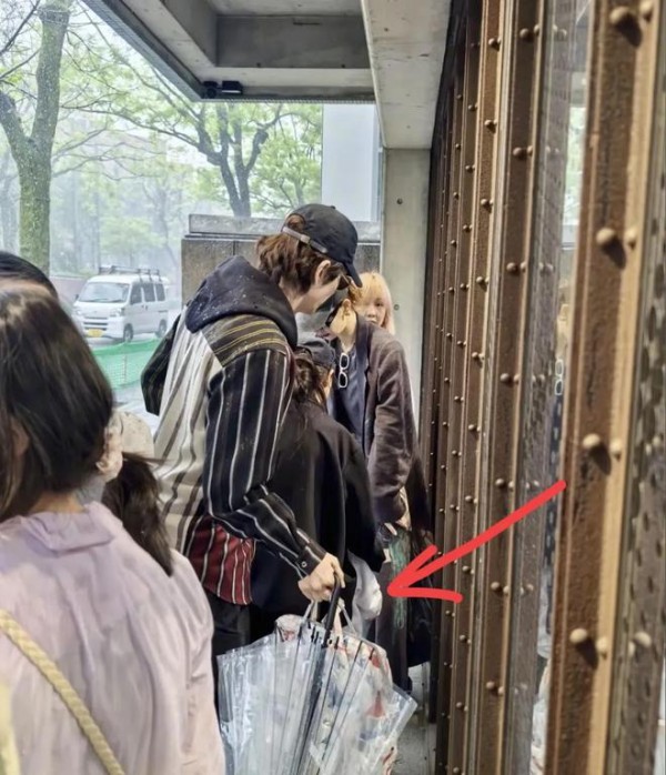 戚薇儿子Seven日本躲雨近照曝光，不到三岁，长头发洋气像李承铉