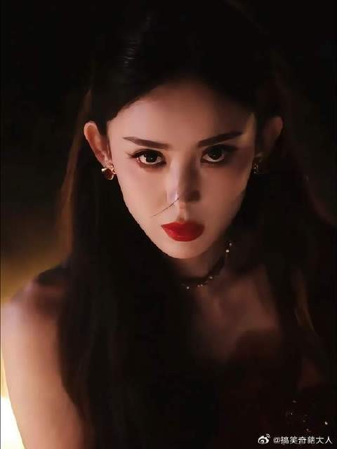 古力娜扎一袭抹胸红裙,妥妥的人间富贵花,美得不可方物!