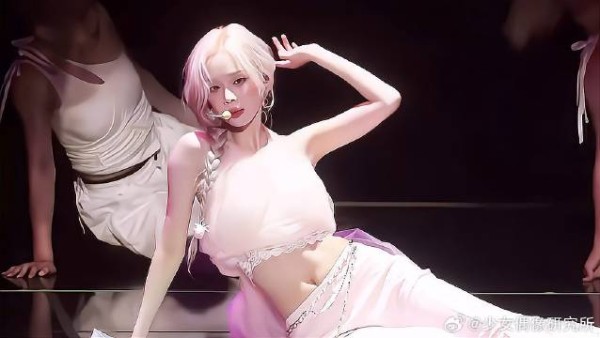 这套妆造完全是神女降临|金玟庭