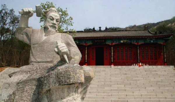 原创鲁班因为手被芒草割破发明了“锯”，他用什么东西做的锯条？