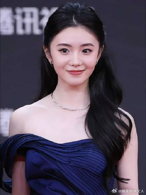 刘浩存蓝色抹胸公主裙,灵动优雅,美丽动人!