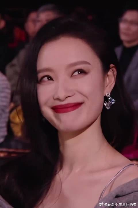 她真的是说不出的气场和大方美