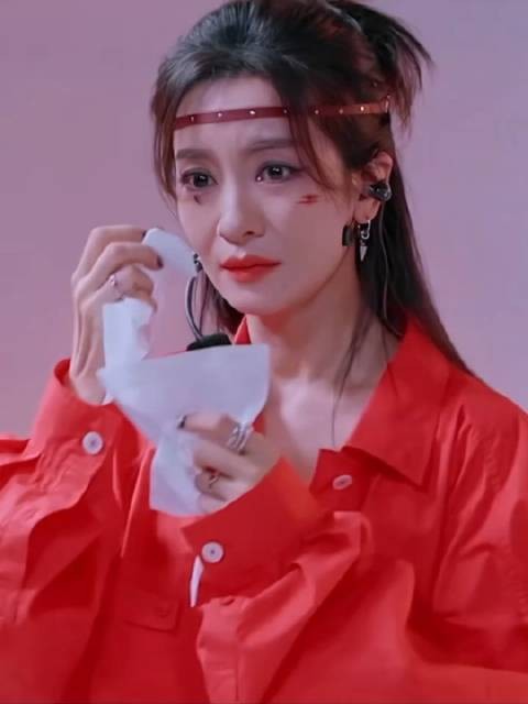 李晟红装落泪假睫毛脱落仍惊艳