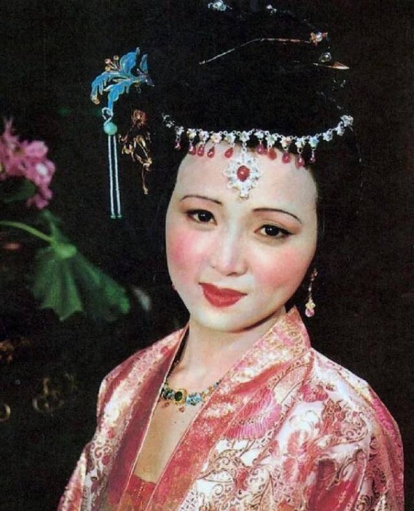 秦可卿卧病期间，为何每天换四五遍衣裳？曹雪芹：重点不在换衣裳