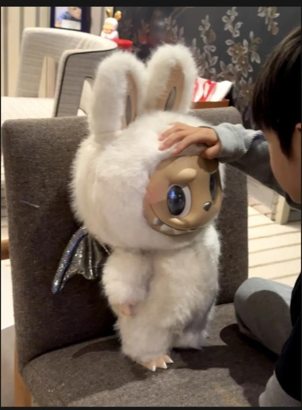 baby杨颖五一晒娃，小海绵露半张脸超像黄晓明，Baby造型美绝了