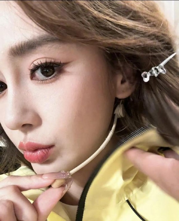 baby杨颖五一晒娃，小海绵露半张脸超像黄晓明，Baby造型美绝了