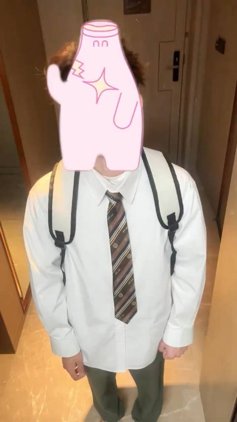 王源跺脚变装萌态十足