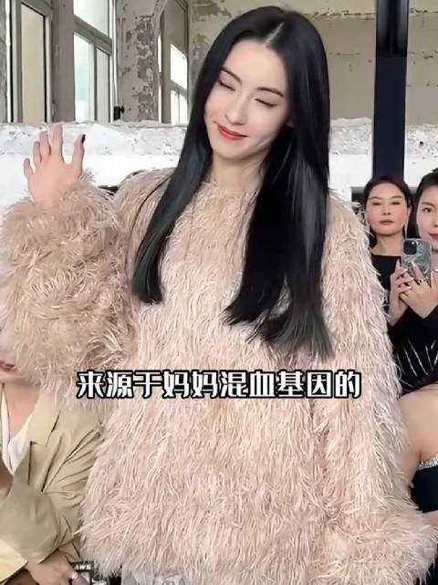 本以为张柏芝神颜继承了妈妈，一张高清照曝光，才知隔代遗传强大