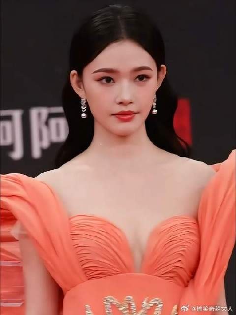 林允一身橙红色抹胸长裙,傲人身材高贵气质,少女感满满!
