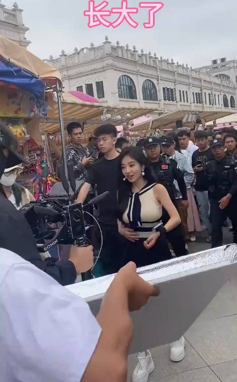 冯提莫南宁路透，身材好诡异啊，配上她的身高就奇葩了