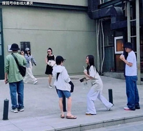 贾乃亮李小璐携手陪女，与杜江霍思燕一家欢乐出游，网友直呼快复婚