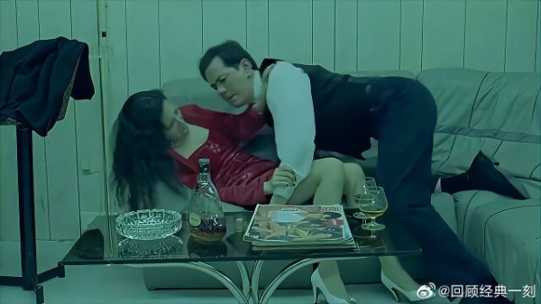 美女来做卧底，结果被老板揩油，还好一通电话救了她
