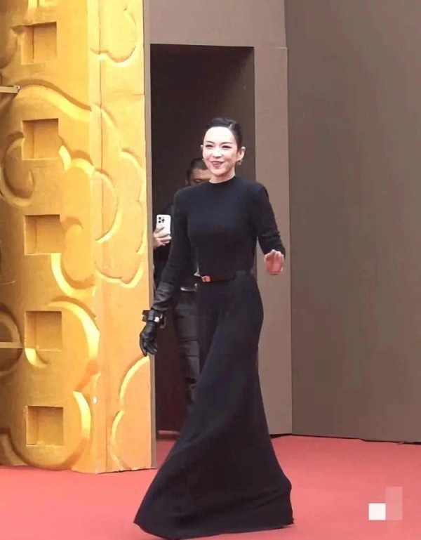 46岁章子怡摔伤后现身澳门，带妈妈购物恢复如初，妈妈也背名包