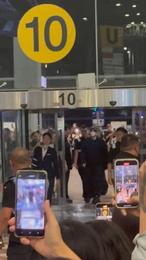 现身泰国机场,人气超高,嘉尔不停给粉丝鞠躬,还狂给粉丝飞吻,太宠粉了!
