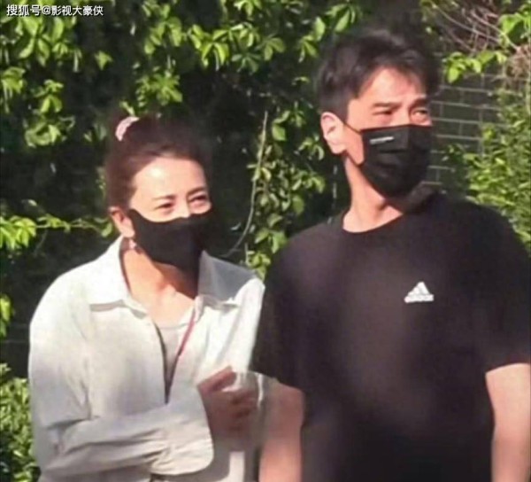 高圆圆赵又廷素颜遛弯甜到齁，结婚9年仍手挽手，这才是爱情的样子
