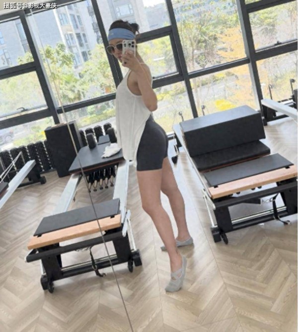 杨采钰孕肚照刷屏，穿健身裤秀逆天腰臀比，小鲜肉男友颜值爆表