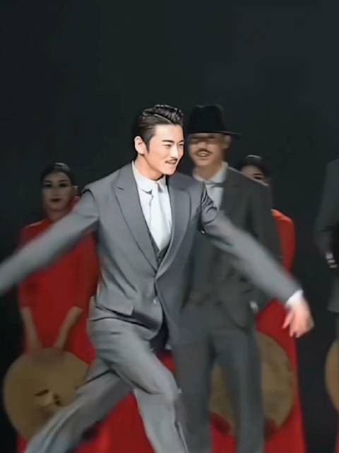 被“硬控”住了,福建厦门,舞剧演员谢幕上演高难动作,舞姿轻盈灵动