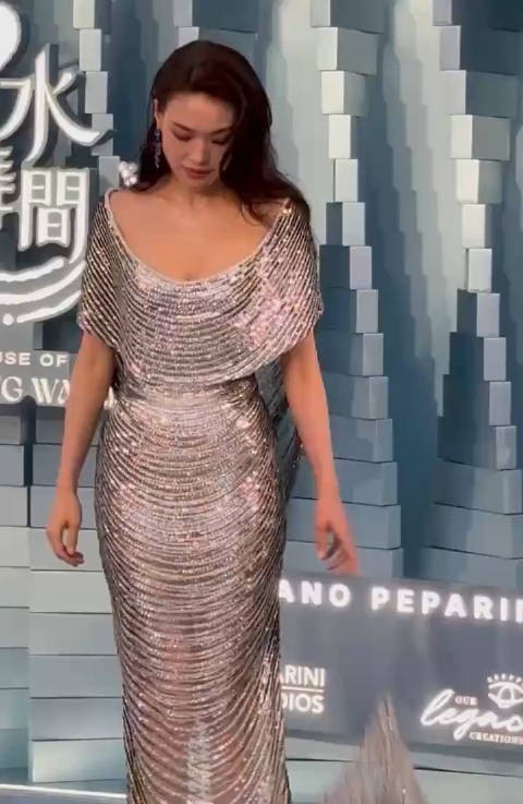 真的被舒淇的水舞间红毯造型美疯了!