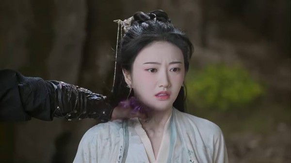 南颜被魔族欺负，帝君霸气护妻，一招打跑魔族长老