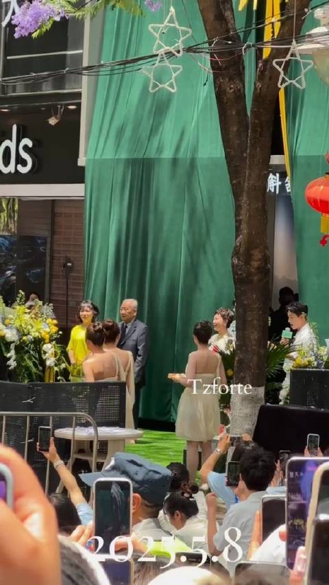 王俊凯昆明出席品牌剪彩,眼镜造型显高智感