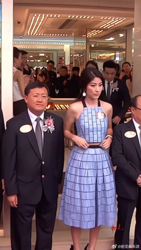 为自家的品牌珠宝店剪彩,身价不菲却异常低调,从无绯闻热衷慈善