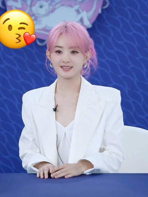 赵丽颖换发色美瞳亮相，造型惊艳引注目