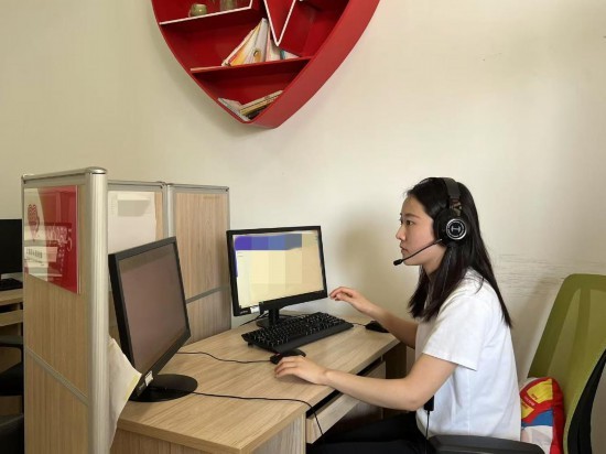 4月25日，上海心理援助热线咨询员正在接听来电。新华社记者 袁全摄