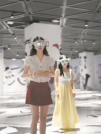 用户佩戴轻量化头显设备观看大空间VR电影。