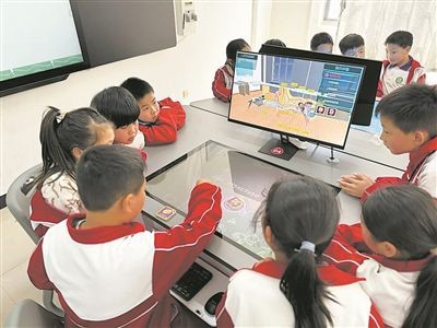 学生在AI智能课桌前学习科普知识。