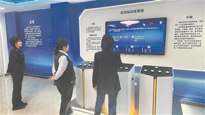 参观者在展台参与AI反诈活动。受访者供图