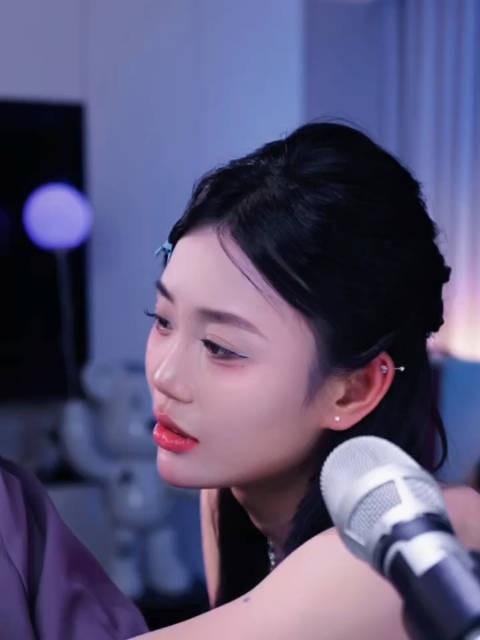 为什么每次指责她的都是女的 你们恨她 恶心她 可以拉黑 为什么要那么说她