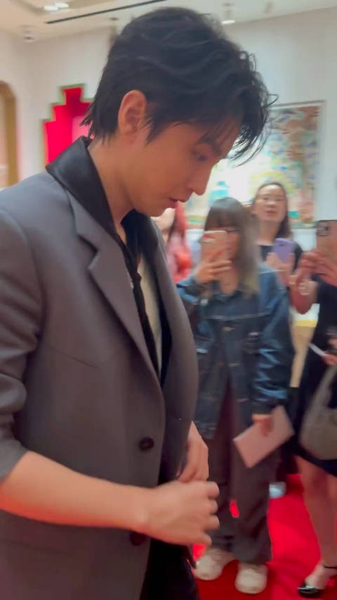 王俊凯上海活动路透 灰黑低调轻熟风气质沉稳 连轴转状态还是很好