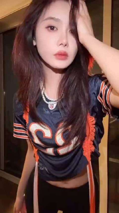 跨界了?美娜身穿一身足球服跳手势舞:来个帅的