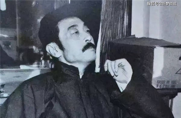 鲁迅为啥逐渐被移出教科书？被批不是文学家，原因有三