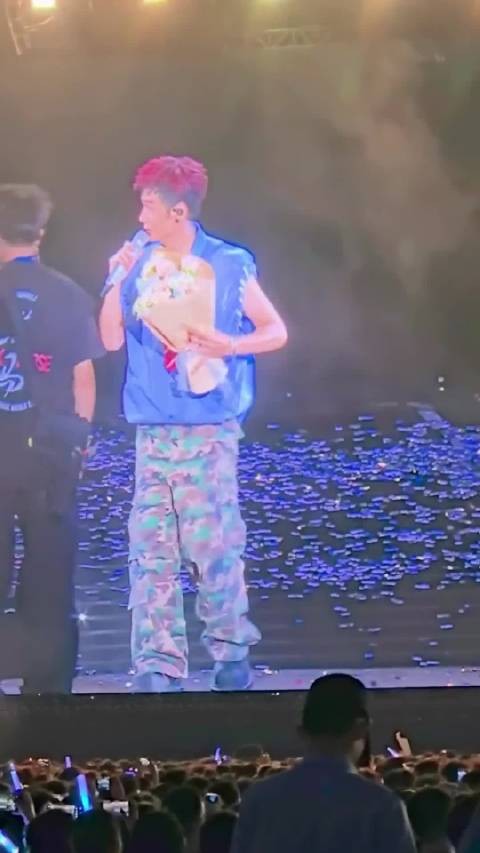 李荣浩手把手教歌迷向妈妈表达爱