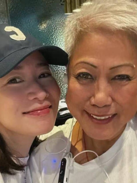 佘诗曼分享母女温馨瞬间，祝母亲节快乐