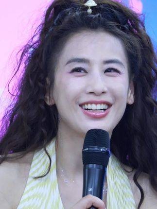 高清镜头下42岁的状态如何？她是女儿，也是妈妈 演员 明星