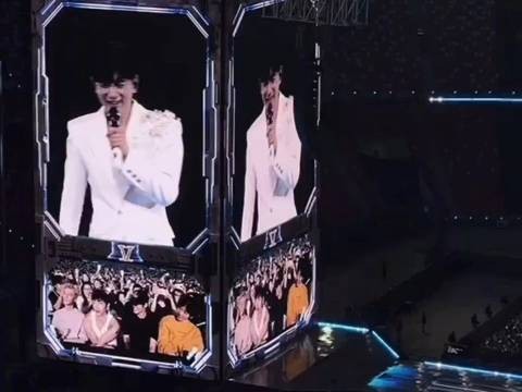 罗云熙粉发亮相张杰鸟巢演唱会,观众赞其生图王者