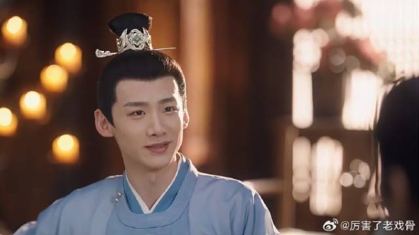 六少主在酒楼谈生意 向外人介绍李薇,真是太甜了
