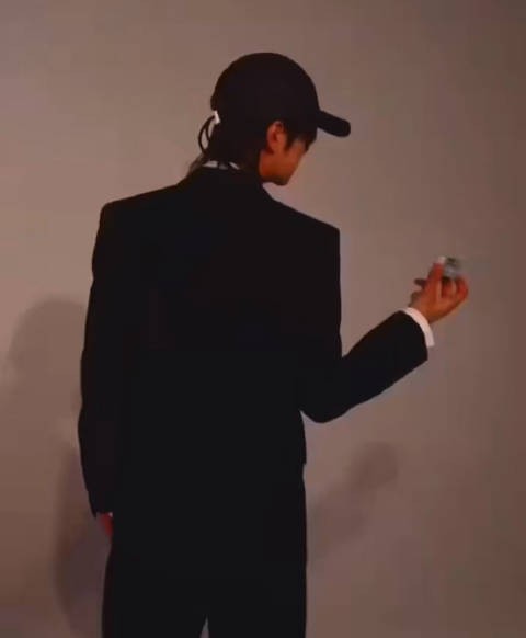 连背影都直接把我帅晕了